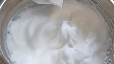 蛋清打发到提起打蛋器有小弯钩就可以，也就是湿性发泡的状态。