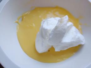 搅拌面糊时开始预热烤箱，175度预热10分钟，分三分之一的蛋清到蛋黄糊，用翻拌刀上下翻拌均匀。