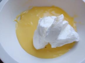 搅拌面糊时开始预热烤箱，175度预热10分钟，分三分之一的蛋清到蛋黄糊，用翻拌刀上下翻拌均匀。