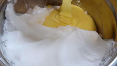 拌好的面糊倒入剩余的蛋清中，还是用翻拌刀上下翻拌均匀即可。