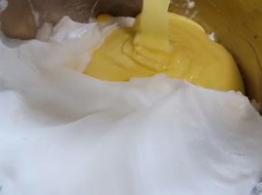 拌好的面糊倒入剩余的蛋清中，还是用翻拌刀上下翻拌均匀即可。