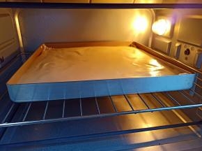 放入预热好的烤箱，中层上下火175度烤20分钟。