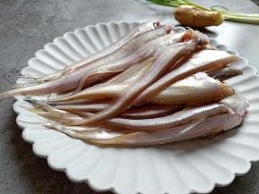 凤尾鱼去除头部，清理干净。