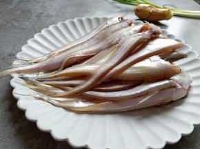 凤尾鱼去除头部，清理干净。