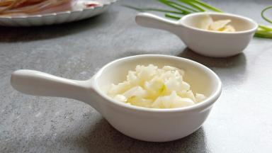 蒜、生姜、葱分别切末。