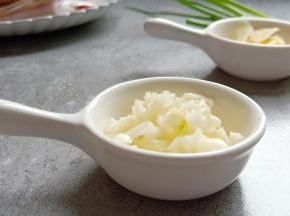 蒜、生姜、葱分别切末。