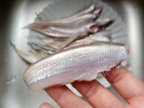 凤尾鱼记得刮干净鱼鳞。