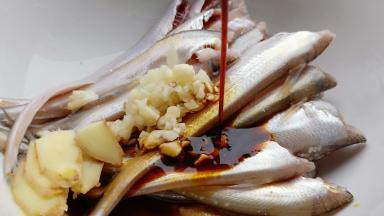 凤尾鱼加生姜蒜葱，生抽少许。