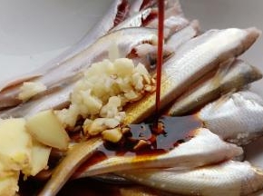 凤尾鱼加生姜蒜葱，生抽少许。