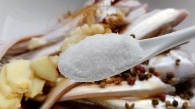 细盐半勺，花椒少许。