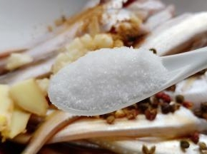 细盐半勺，花椒少许。