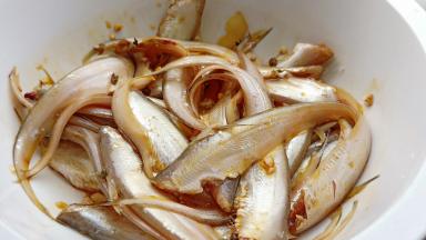 用筷子搅拌均匀腌制15分钟入味。