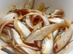 用筷子搅拌均匀腌制15分钟入味。