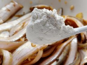 腌制好加面粉裹上每一条凤尾鱼。