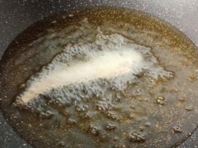 锅里倒入适量的加拿大芥花油，油温5成热放入凤尾鱼油炸。加拿大芥花油用来油炸，完全没有油烟味。
