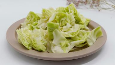 圆白菜切小块。