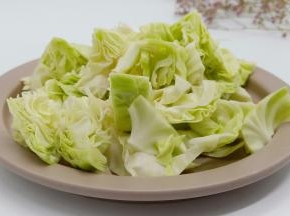 圆白菜切小块。