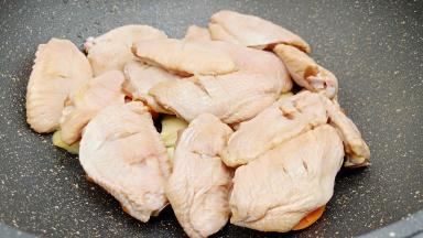 底油放好，加蔬菜、依次码上鸡翅。