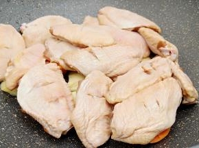 底油放好，加蔬菜、依次码上鸡翅。