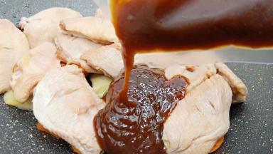 倒入火锅香酱。