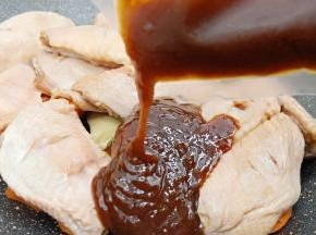 倒入火锅香酱。