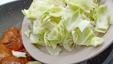 等鸡翅熟透加入圆白菜翻炒。