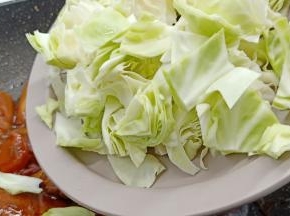 等鸡翅熟透加入圆白菜翻炒。