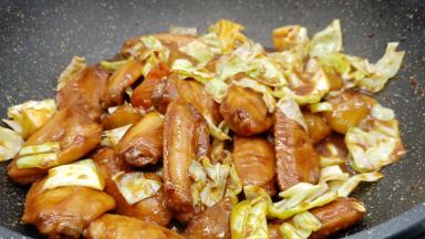 待汤汁差不多，圆白菜也熟了。