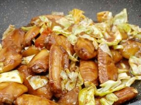 待汤汁差不多，圆白菜也熟了。