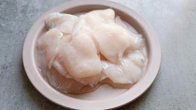 鱼片提前室温化冻。