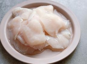 鱼片提前室温化冻。