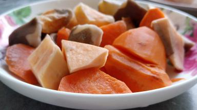 蔬菜有胡萝卜、土豆、红薯。