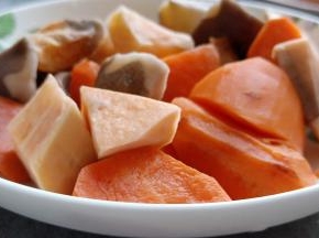 蔬菜有胡萝卜、土豆、红薯。