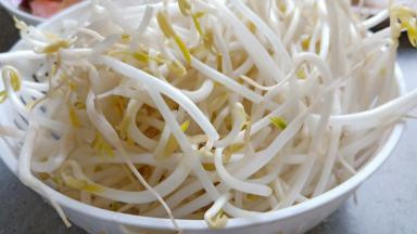 加了点自己爱吃的豆芽。