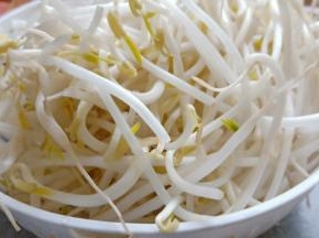 加了点自己爱吃的豆芽。