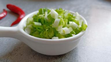 葱切末、喜欢辣椒可以切一点。