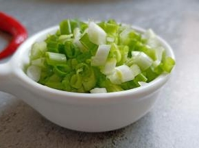 葱切末、喜欢辣椒可以切一点。