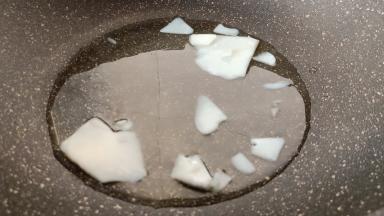 底油先放锅里加热。