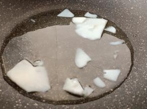 底油先放锅里加热。