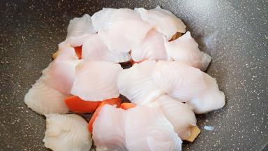 放入蔬菜再铺上鱼片。