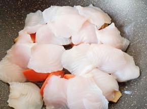 放入蔬菜再铺上鱼片。