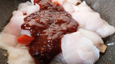 倒入2种酱料，开小火慢慢炖，无需加水加其他调味料。