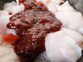 倒入2种酱料，开小火慢慢炖，无需加水加其他调味料。