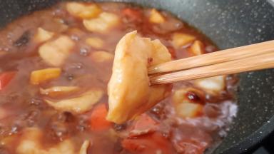 待鱼片可以用筷子扎进去。