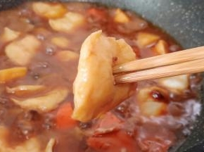 待鱼片可以用筷子扎进去。