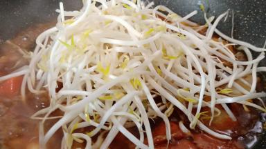 放豆芽翻炒一下，马上就熟。