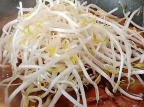 放豆芽翻炒一下，马上就熟。