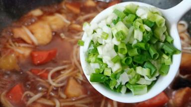 撒点葱花出锅。