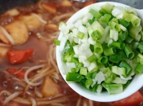 撒点葱花出锅。