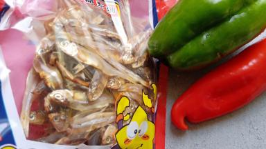 准备食材，青红椒各一个。